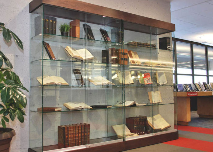 Mtl Display - Présentoir bois et verre avec des livres à l'interieur